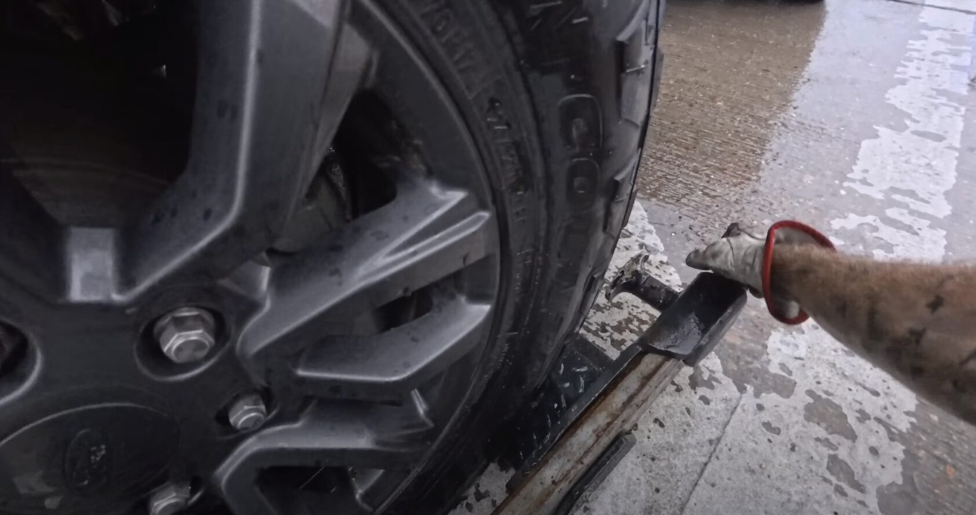 Professional tire change service on roadside in Kettering, OH